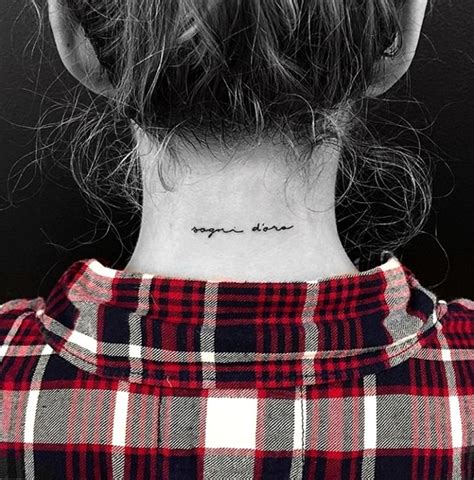 tatuaje nuca palabra|El significado profundo de los tatuajes en la nuca para las